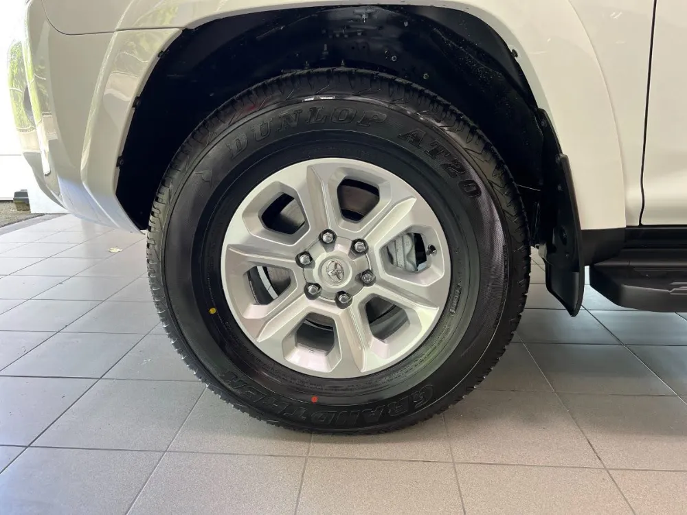 2022 Toyota 4Runner SR5 Super White 3